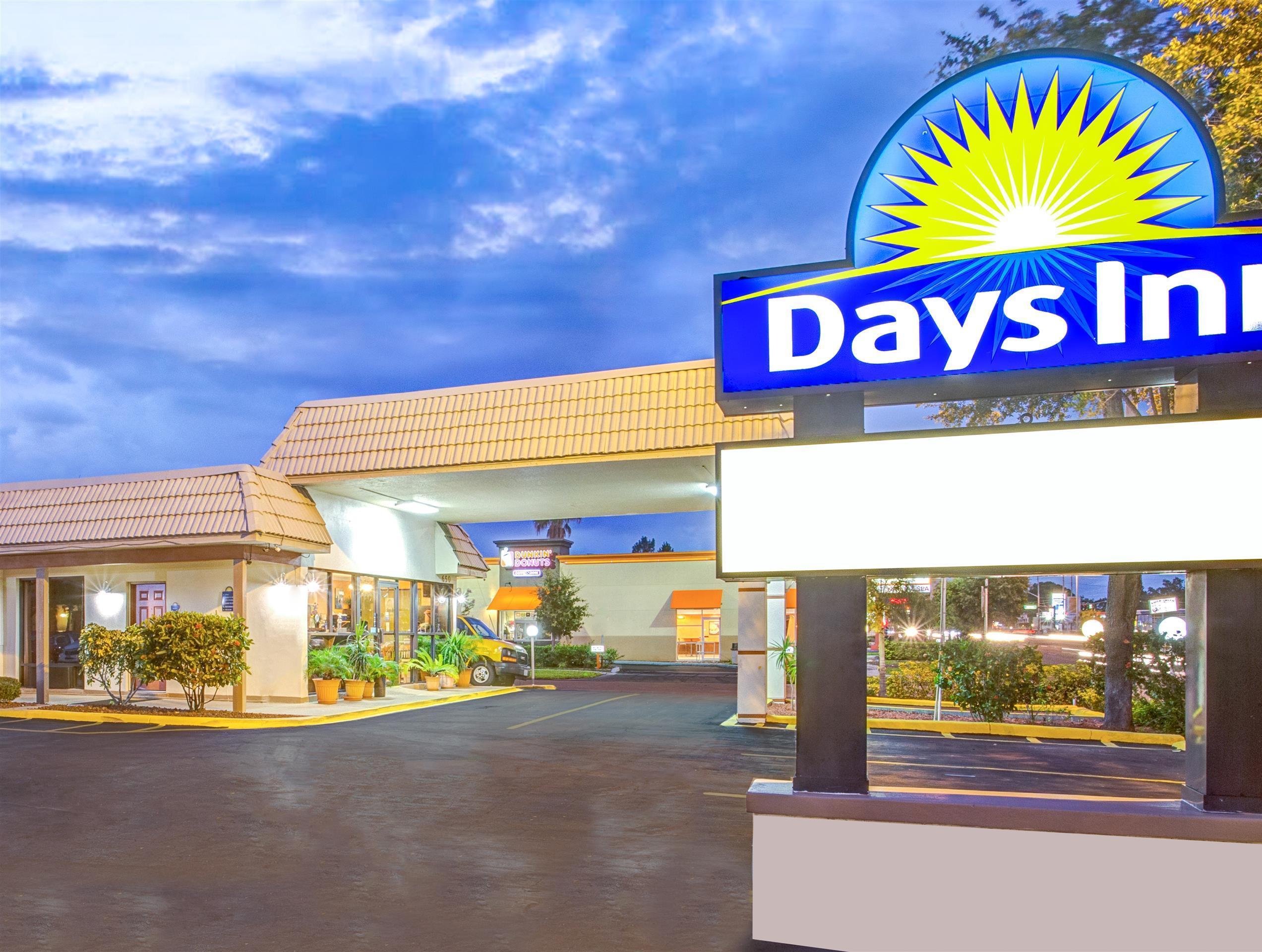 Days Inn By Wyndham St. Petersburg Central Екстериор снимка