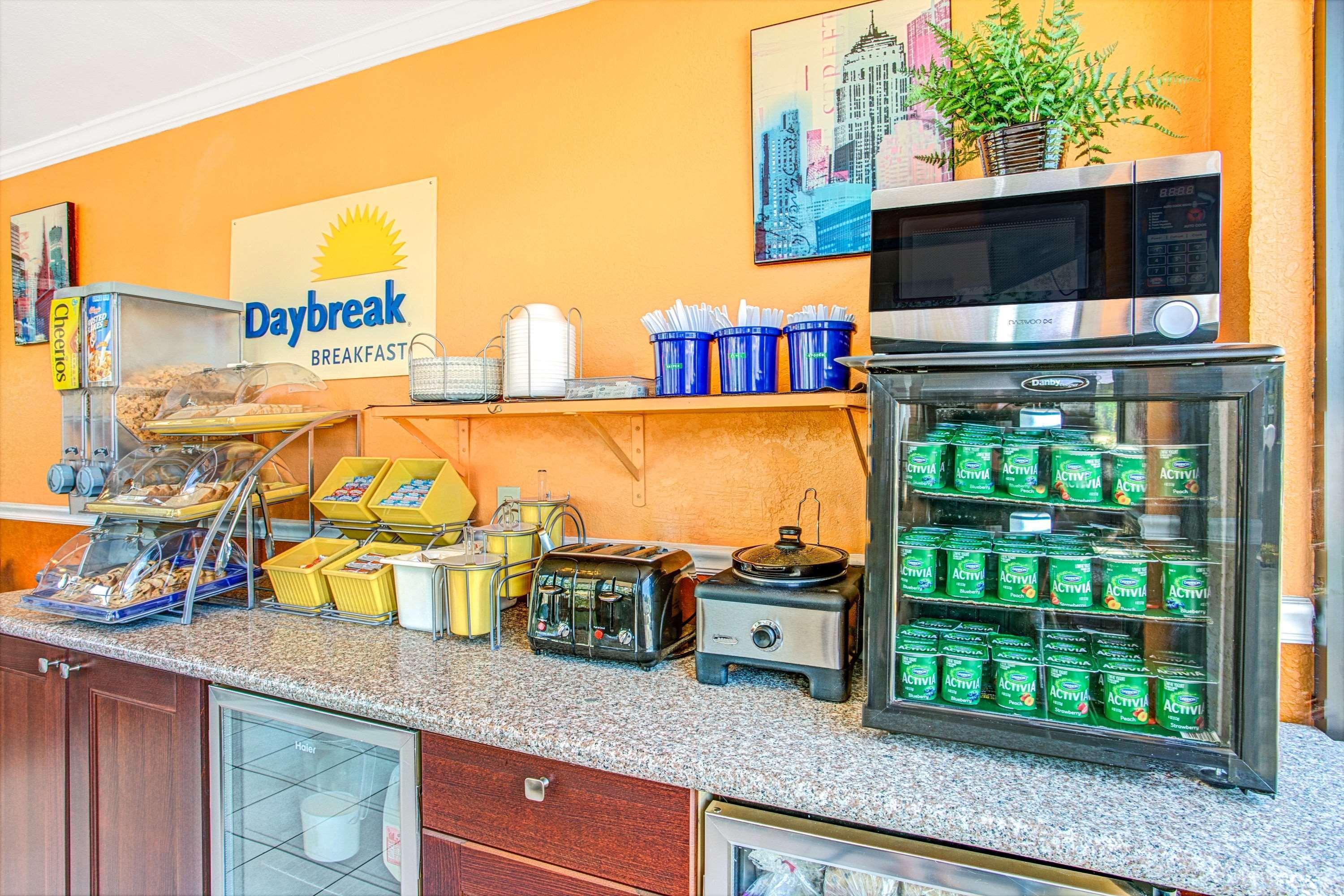 Days Inn By Wyndham St. Petersburg Central Екстериор снимка