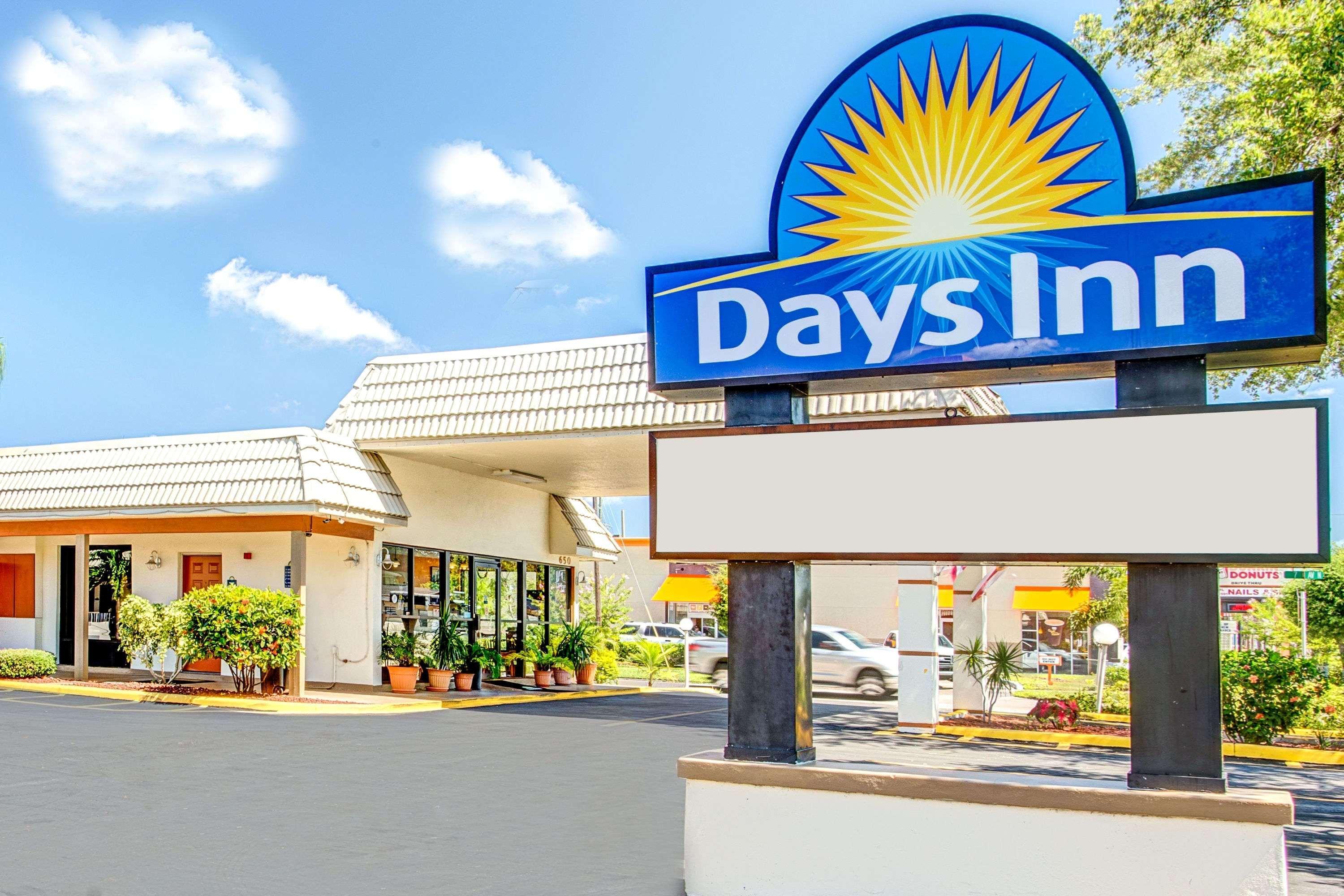 Days Inn By Wyndham St. Petersburg Central Екстериор снимка