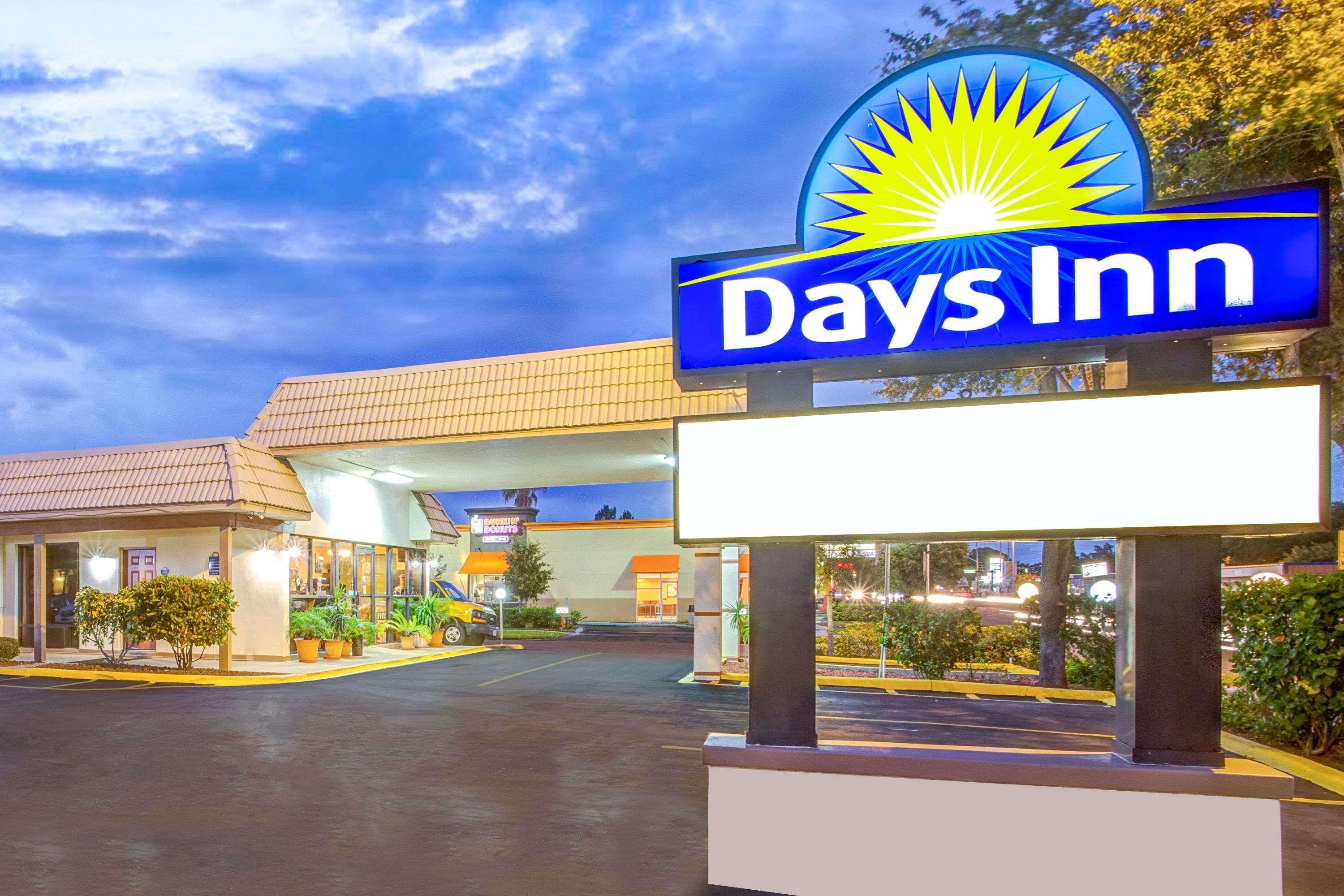 Days Inn By Wyndham St. Petersburg Central Екстериор снимка